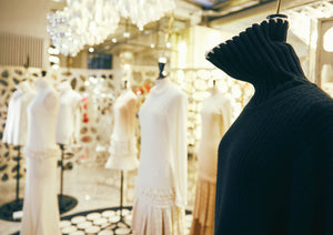 Milano mados savaitėje - prabangi unikalių kašmyro suknelių kolekcija