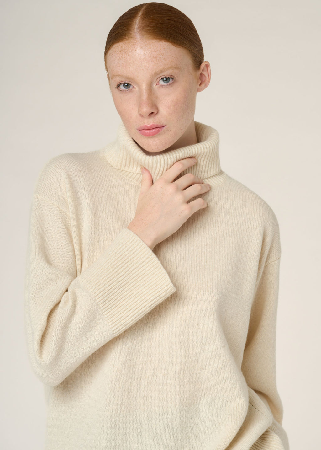 Turtleneck sweater in regenerated cashmere and wool white woman | Malo